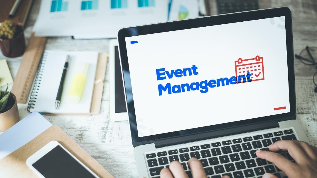 How does organizing a hybrid event work?